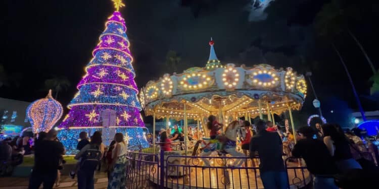 Ingressos gratuitos liberados: carrossel do Natal Iluminado volta à Praça Governador Valadares
