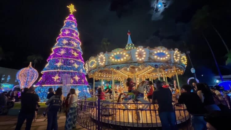 Ingressos gratuitos liberados: carrossel do Natal Iluminado volta à Praça Governador Valadares