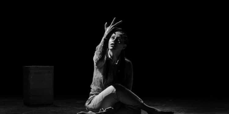 REAL, solo de dança de Cristina Santos, estreia temporada no Sesc Copacabana e leva às cenas do país memórias da favela e pulsão de vida frente à necropolítica