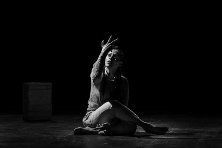 REAL, solo de dança de Cristina Santos, estreia temporada no Sesc Copacabana e leva às cenas do país memórias da favela e pulsão de vida frente à necropolítica