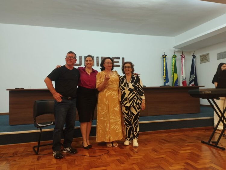 *Sarau encerra atividades de 2025  da AIL com poesias e cantos*