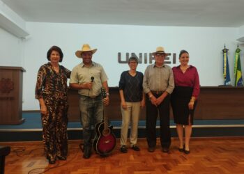 *Sarau encerra atividades de 2025 da AIL com poesias e cantos*