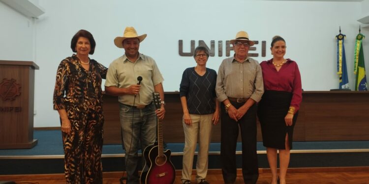 *Sarau encerra atividades de 2025 da AIL com poesias e cantos*