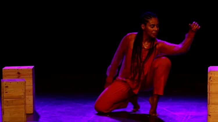 REAL, solo de dança de Cristina Santos, estreia temporada no Sesc Copacabana e leva às cenas do país memórias da favela e pulsão de vida frente à necropolítica