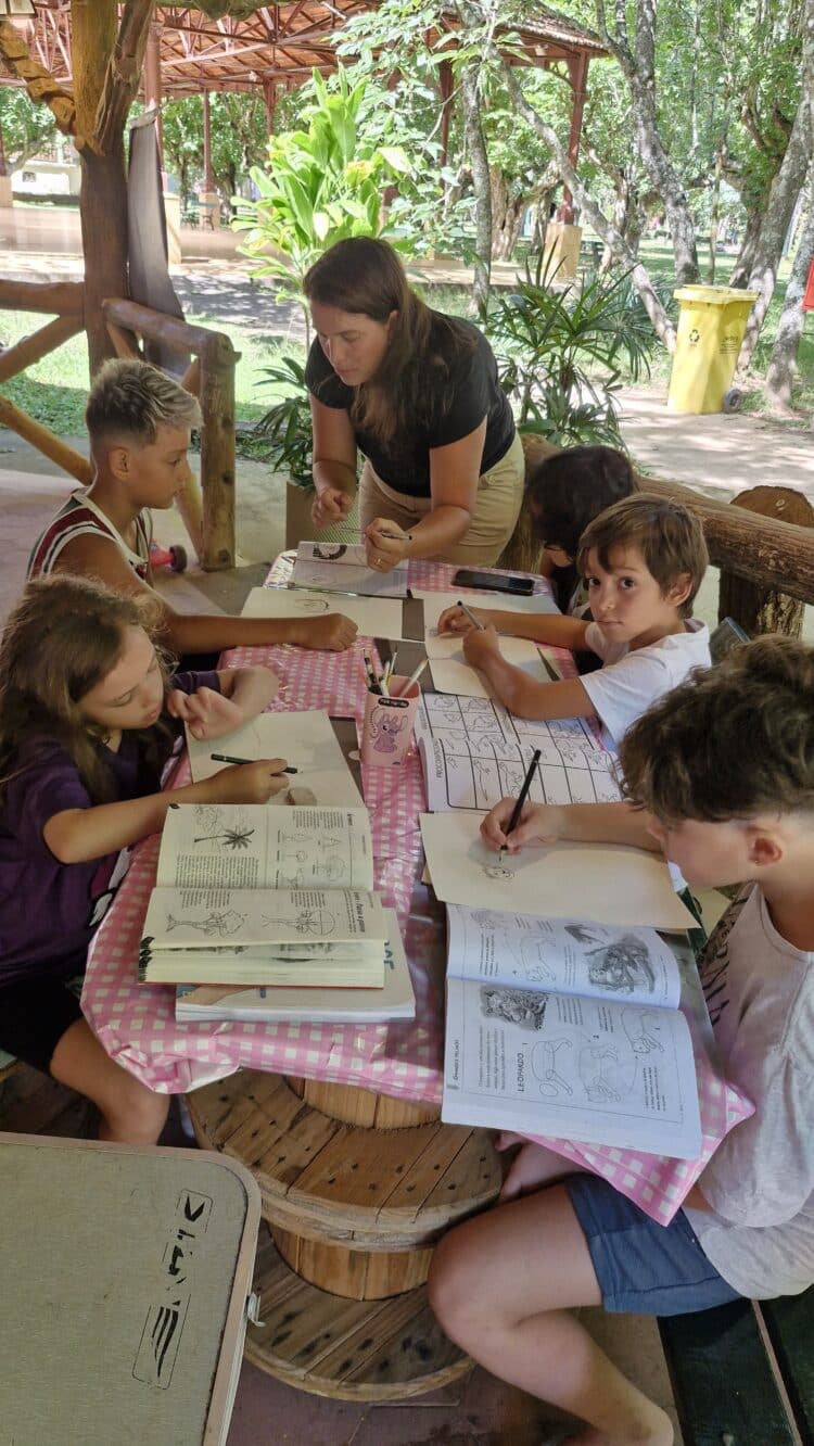 OFICINA DE FÉRIAS TRAZ ARTE, PINTURAS E DESENHOS