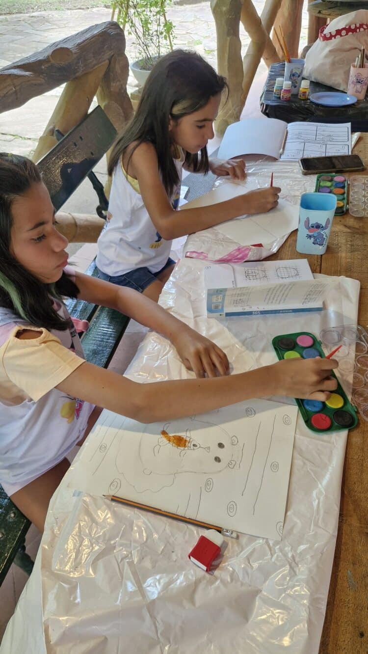 OFICINA DE FÉRIAS TRAZ ARTE, PINTURAS E DESENHOS