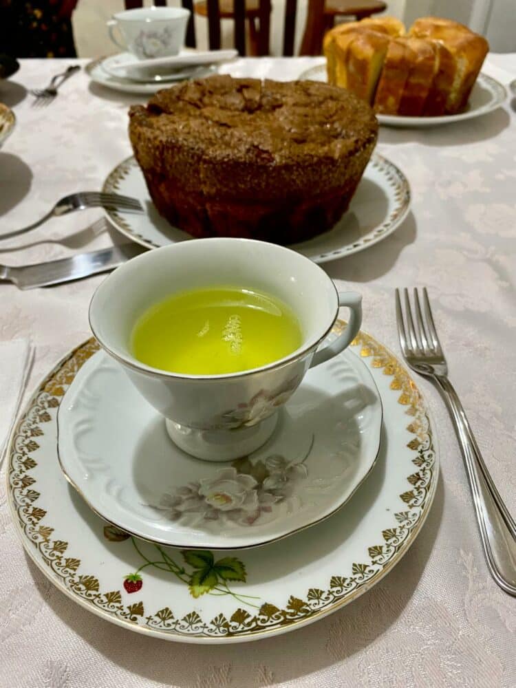 A REVELAÇÃO EM FOLHAS VERDES E ÁGUA QUENTE