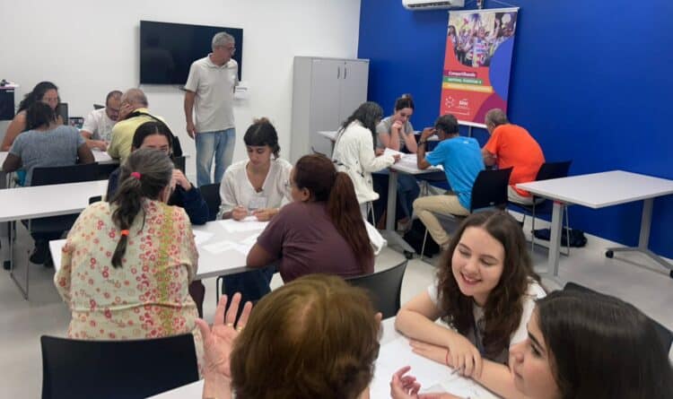 COM A PALAVRA, A POESIA