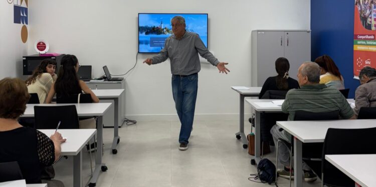 COM A PALAVRA, A POESIA