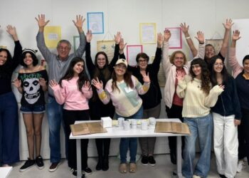 COM A PALAVRA, A POESIA