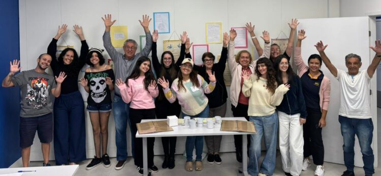 COM A PALAVRA, A POESIA