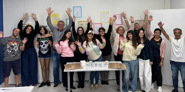 COM A PALAVRA, A POESIA