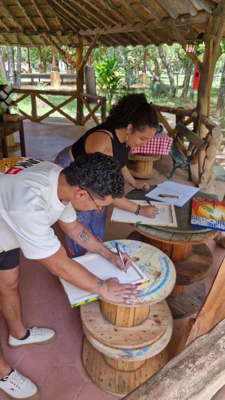 “ENTRE TRAÇOS E TINTAS”