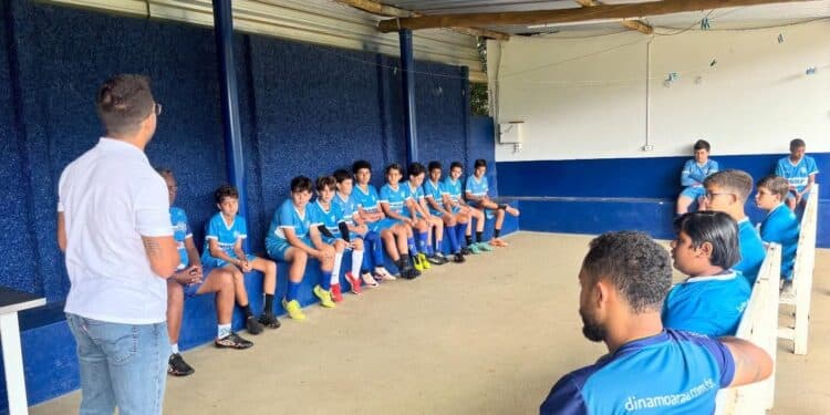 Alunos do Projeto Lobinho aprendem sobre formação e disciplina em palestra com técnico Dalmer Guilherme