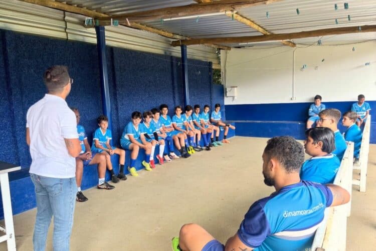 Alunos do Projeto Lobinho aprendem sobre formação e disciplina em palestra com técnico Dalmer Guilherme