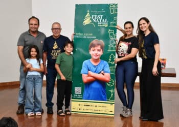 Famílias recebem totens da exposição do FestNatal Araxá – 160 anos