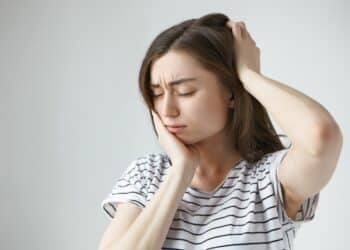 Bruxismo cresce com a rotina estressante e pode causar dores de cabeça e desgaste nos dentes