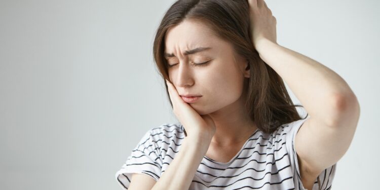 Bruxismo cresce com a rotina estressante e pode causar dores de cabeça e desgaste nos dentes