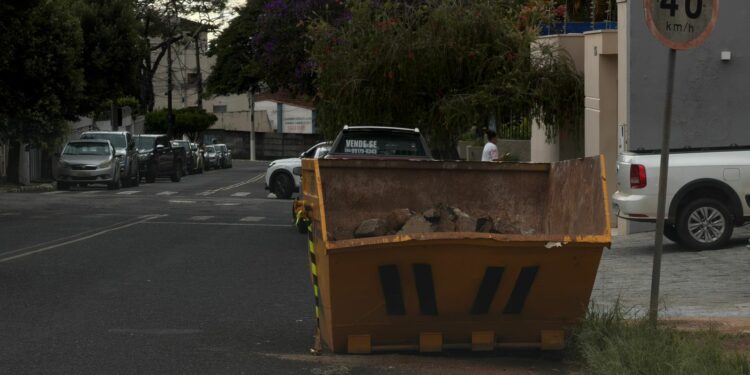 Prefeitura orienta sobre uso correto de caçambas em Araxá