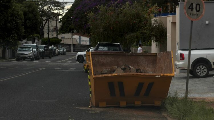 Prefeitura orienta sobre uso correto de caçambas em Araxá