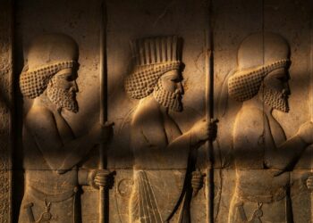 A PÉRSIA, ALÉM DO SEU CHÁ, SENDO REVELADA AO MUNDO