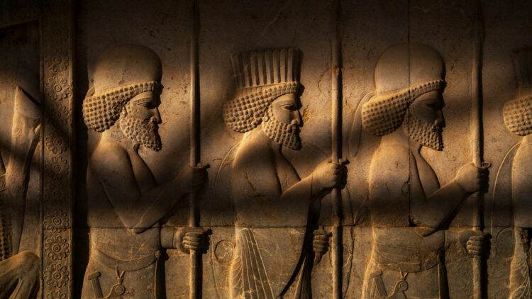 A PÉRSIA, ALÉM DO SEU CHÁ, SENDO REVELADA AO MUNDO