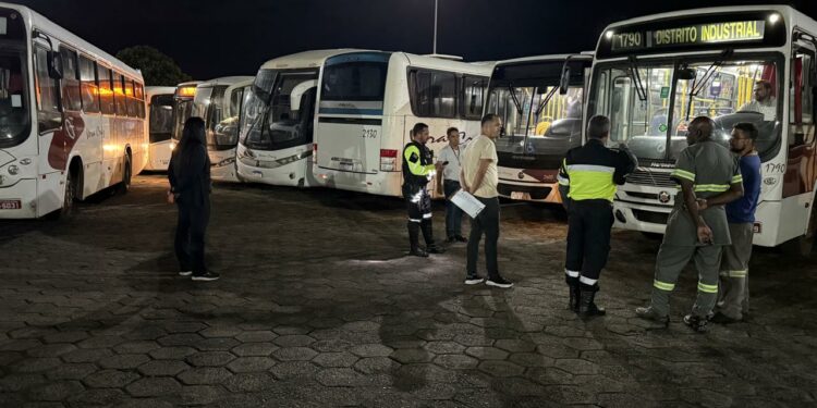 Prefeitura de Araxá realiza vistoria anual dos ônibus do transporte coletivo