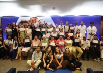 De enfermeira a paciente, profissional celebra superação em jornada contra o câncer