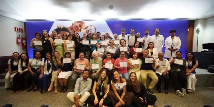De enfermeira a paciente, profissional celebra superação em jornada contra o câncer