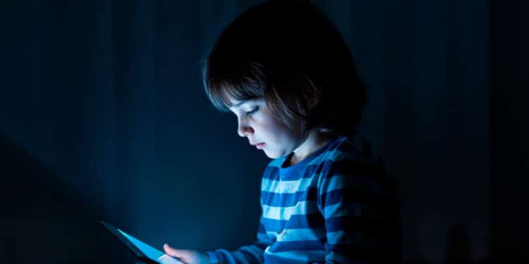 Por que seu filho não consegue largar o celular? A ciência explica