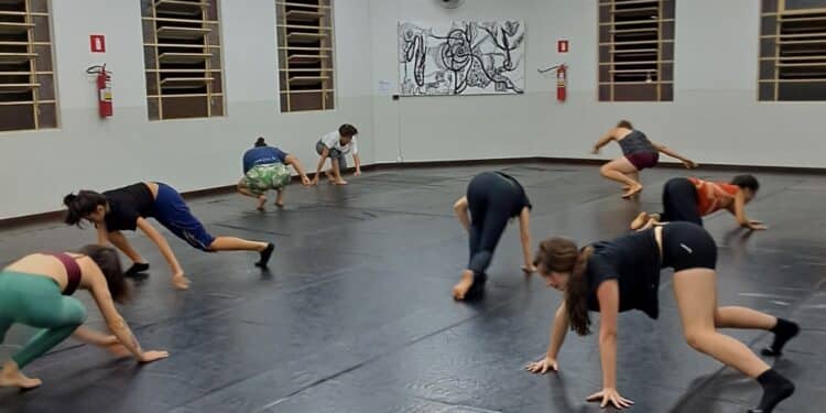 Oficina “Corpo-Rio” propõe imersão em dança contemporânea e consciência corporal na Escola Livre do Grupontapé