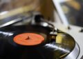 20 de Abril: O Dia Nacional do Disco de Vinil e a Resistência do Som de Verdade