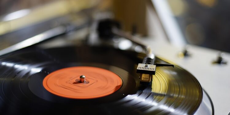 20 de Abril: O Dia Nacional do Disco de Vinil e a Resistência do Som de Verdade