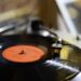 20 de Abril: O Dia Nacional do Disco de Vinil e a Resistência do Som de Verdade
