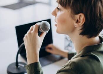 Áudios longos, reuniões e chamadas: estamos falando mais e pior? Especialista alerta para sobrecarga vocal na era digital