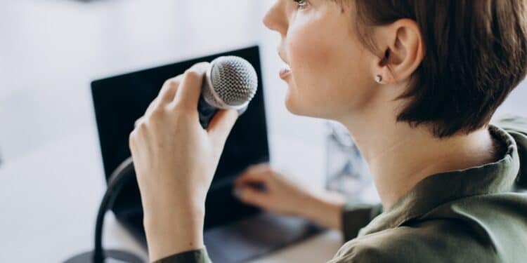 Áudios longos, reuniões e chamadas: estamos falando mais e pior? Especialista alerta para sobrecarga vocal na era digital