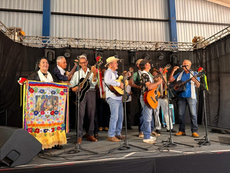 Encontro de Folias de Reis reúne mais de 10 mil pessoas e reforça tradição cultural em Araxá