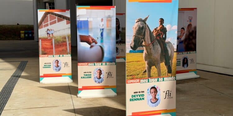 Estudantes da rede municipal transformam rotina do bairro em exposição fotográfica no Fliaraxá