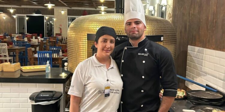 JOVEM PIZZAIOLO, DE 21 ANOS, MOSTRA TALENTO  E HABILIDADE NA ARTE DA PIZZARIA- DE ANTONIO TROTTA ESPECIAL PARA O JORNAL EXEMPPLAR