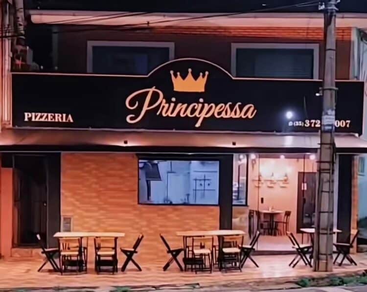 JOVEM PIZZAIOLO, DE 21 ANOS, MOSTRA TALENTO  E HABILIDADE NA ARTE DA PIZZARIA- DE ANTONIO TROTTA ESPECIAL PARA O JORNAL EXEMPPLAR