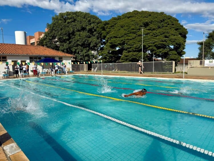 Sábado esportivo movimenta Araxá com festival escolar de futsal e torneio de natação