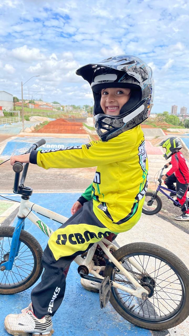 Associação BMX transforma a vida de mais de 250 jovens em Araxá em parceria com a CBMM