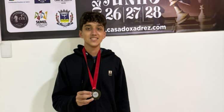 ENXADRISTA ARAXAENSE É CAMPEÃO SUB-16 NA ETAPA DO ABERTO DO BRASIL EM VARGINHA