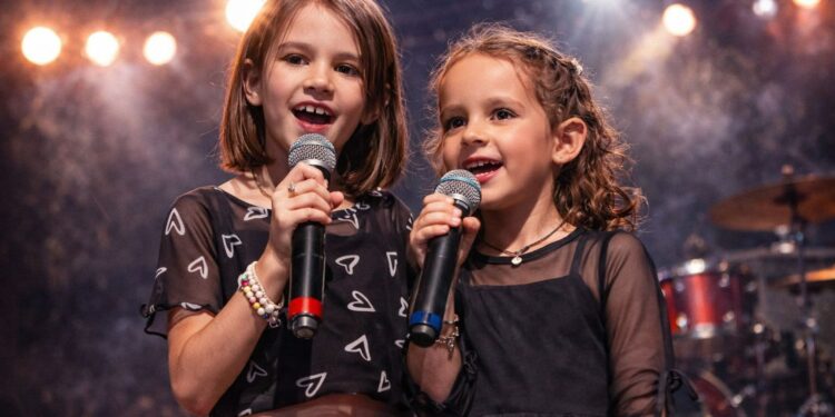 Yohana e Giovanna irmãs goianas que vem se destacando cada dia mais no rock e em muitas outras modalidades musicais convidam para seu próximo show.