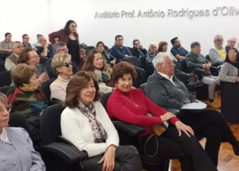 SESSÃO DE AUTÓGRAFOS DO LIVRO “DAQUI PRA FRENTE” É REALIZADA DURANTE REUNIÃO MENSAL DA ACADEMIA ITAJUBENSE DE LETRAS