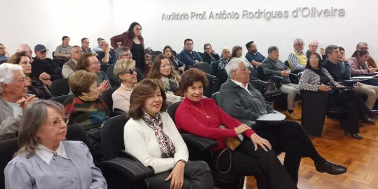 SESSÃO DE AUTÓGRAFOS DO LIVRO “DAQUI PRA FRENTE” É REALIZADA DURANTE REUNIÃO MENSAL DA ACADEMIA ITAJUBENSE DE LETRAS
