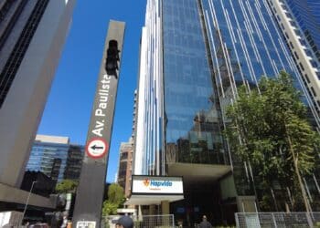 Hapvida amplia uso de energia renovável, avança em diversidade e consolida IA na assistência, mostra Relatório de Sustentabilidade