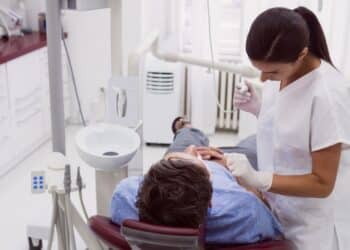 Julho Verde: consultas ao dentista são a primeira linha de defesa contra o câncer de boca