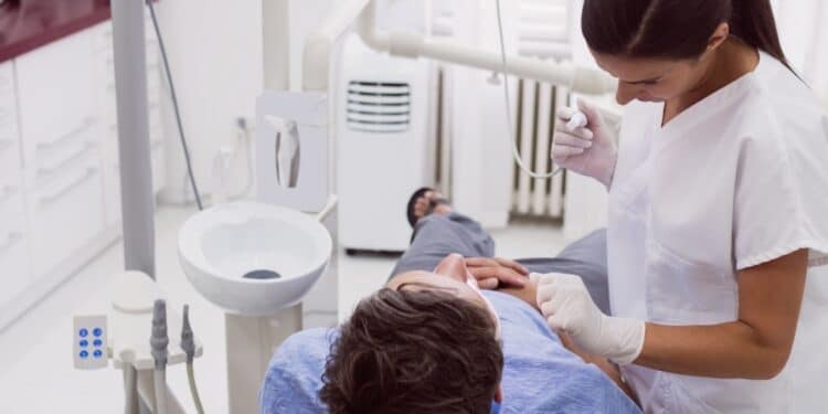 Julho Verde: consultas ao dentista são a primeira linha de defesa contra o câncer de boca