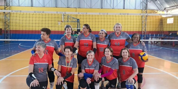 AOS 77 ANOS, SANDRA BARONCELLI VOLTA AO TOPO DO VOLEIBOL BRASILEIRO E INSPIRA GERAÇÕES